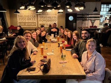 Gruppenbild von Studierenden im Restaurant