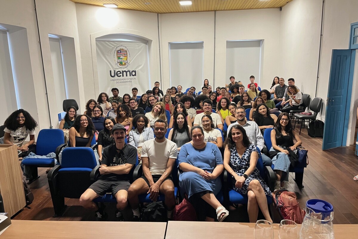 Eine Gruppe von Studierenden der Akademie sitzt gemeinsam mit Studierenden aus São Luís, Brasilien, in einem Raum, nachdem sie eine Projektpräsentation verfolgt haben.