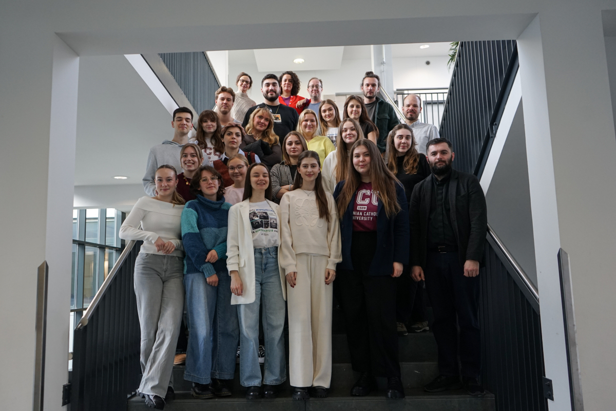 Studierende auf einer Treppe für ein Gruppenbild