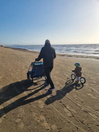 Auf dem Bild sieht man Philipp mit seinem Sohn am Strand in Halmstad.