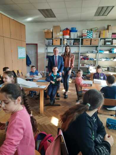 Ukrainische Praktikantin mit ihrem Koordinator bei den Schüler/-innen aus der Ukraine in der Klasse