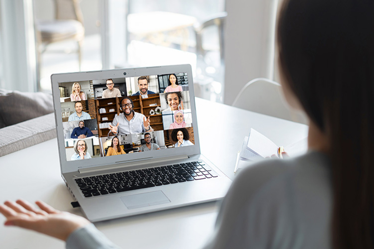 Frau mit Laptop für Videokonferenz, Rückansicht – Stockfoto