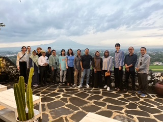 Eine Gruppe von Studierenden der Akademie gemeinsam mit Lehrenden aus Indonesien und Österreich