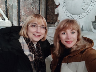 Zwei ukrainische Gastlektorinnen, die freundlich lächelnd ein Selfie machen